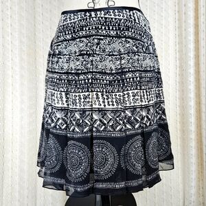 White House Black Market Pleated Silk Black Cream Geometric Skirt Size 2